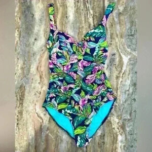 Women’s SUNSEEKER Ruched One piece flattering swimsuit- Size 8.